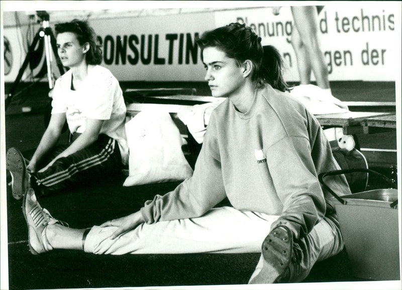 FILM DIRECTED MENFTEN SANG AND STARS ANGELA BARYLLA LEIPOLD - Vintage Photograph