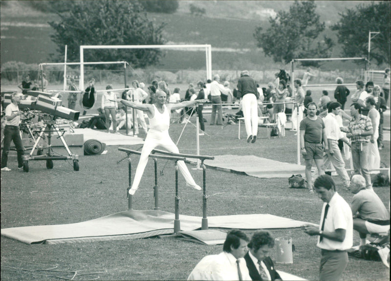 GYMNASTICS HUNDREDS CAPITALS DROVE RHYTH FILM - Vintage Photograph