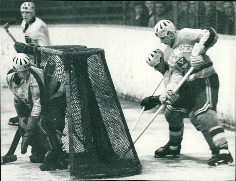 SPALIS ICE HOCKEY OVERLIGA EINH DNESOLEN BYN WEIWASSER KAMPT WITH STANNITZ - Vintage Photograph