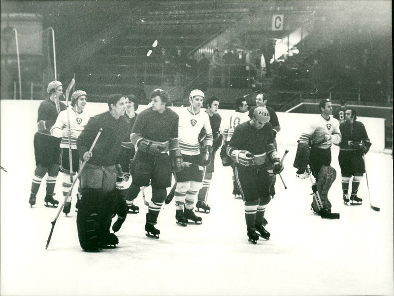 OLD GENTLEMEN DYN BERLIN BYN WEISS WASSEN VLUKSI NOG GAME - Vintage Photograph
