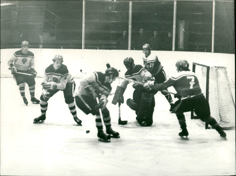 WEIWASSER VILISHERS HUSENTO WEIW BRANN NOUCH FISCHER STURG - Vintage Photograph
