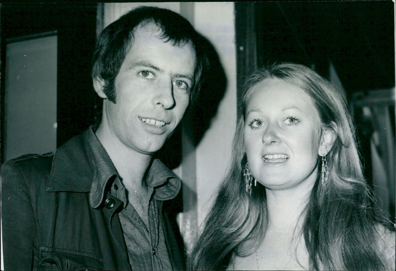 1974 - CARTERET ANNA ACTRESS H WITH DAVID HOWEY, ACTOR - Vintage Photograph