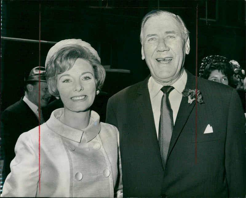 1966 - PARNELL VAL SHOW BIZ DIVONAL LIBRAR, LONDON, SINGER - Vintage Photograph