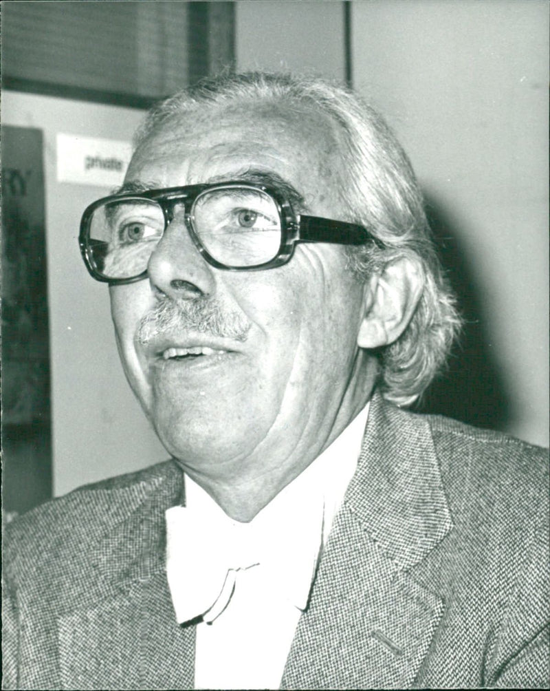 MUIR. FRANK. SCRIPT WRITER. - Vintage Photograph