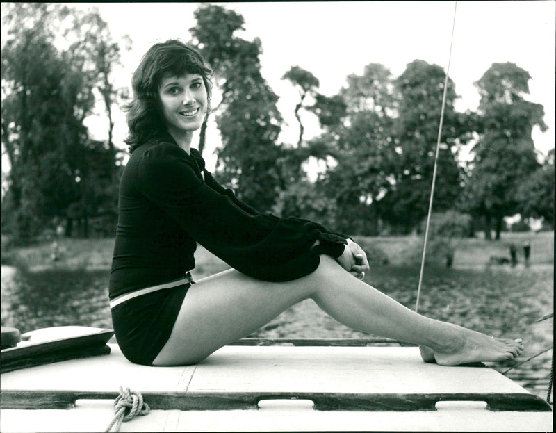 MAGPIE PRESENTER SUSAN STRANKS ABOARD THE PROGRAMME'S OWN 22 FOOT - Vintage Photograph