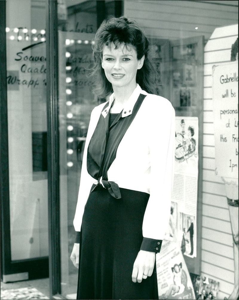 DRAKE. GABRIELLE - Vintage Photograph