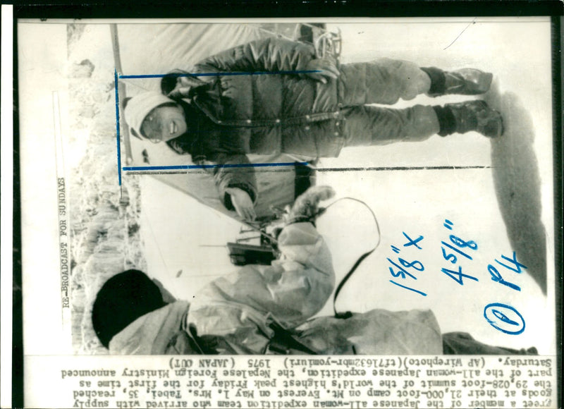 1915 - TABEI JUNKO JAPANESE EVEREST EXPEDITION NEWSPAPERS LIE DIVISIONAL, FIRST - Vintage Photograph