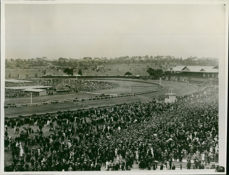 MELBOURNE RACE COURSE SCENE A HELBOWME CUP 1932 TR - Vintage Photograph