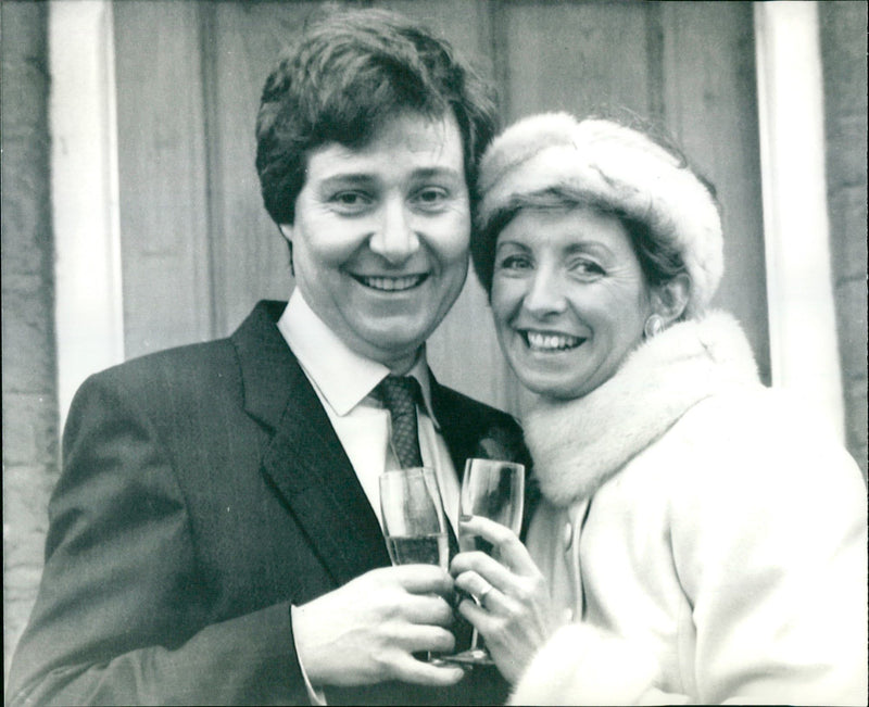 BROADCASTER SUE LAWLEY AND HER GROOM CELEBRATE AFTER THEY MARRIED - Vintage Photograph