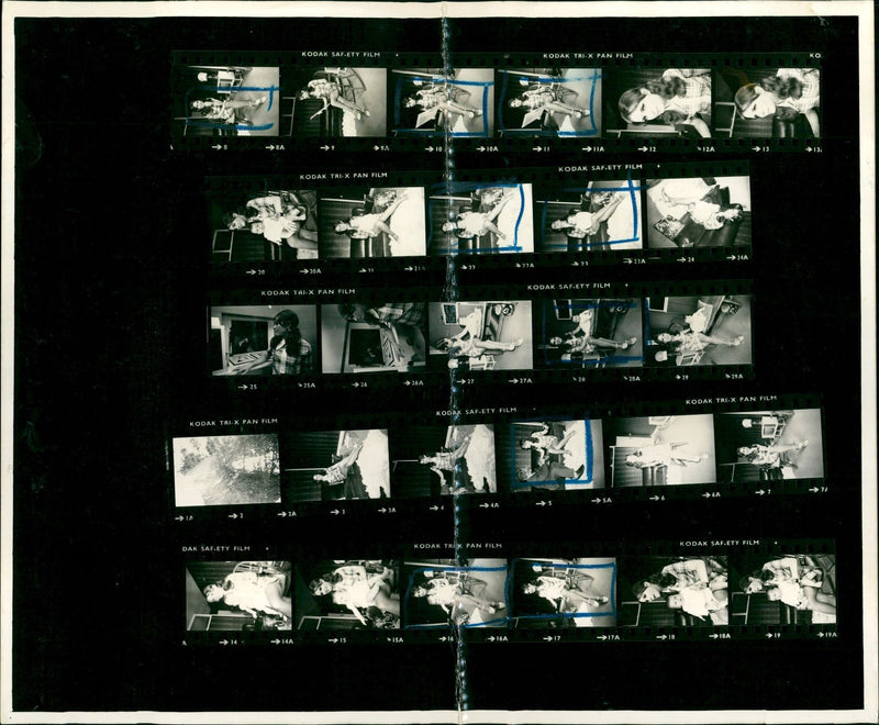 WAKELY MES DENISE PEOPLE HOUSEWIVES PRINTING COMPETITION - COMPANY, FILM - Vintage Photograph