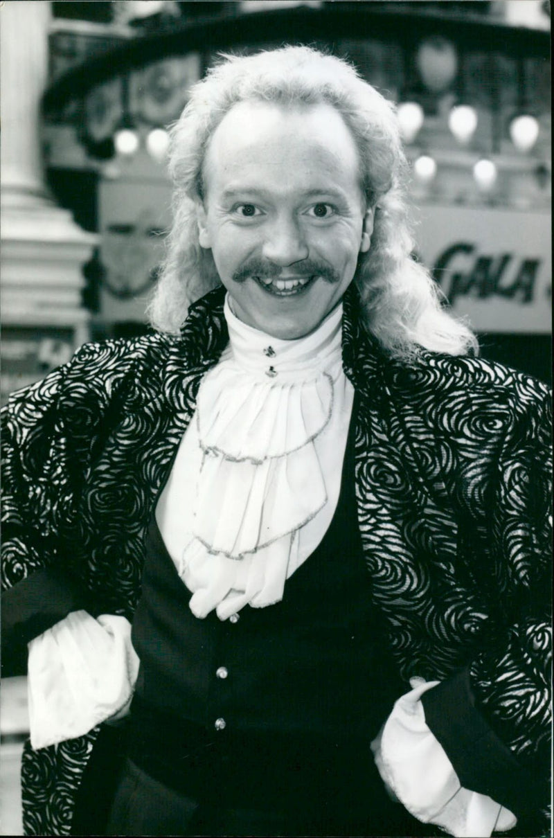 1987 - RRY BRODIE WINNER OF OPPORTUNITY KNOCKS AND FRY COMEDIAN, LONDON - Vintage Photograph