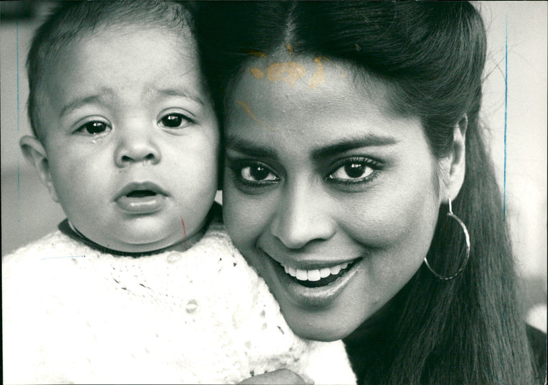 GUPTA SNEH BEAUTY ACTRESS - INDUP ACCESS BY GRAVES DAVID NICK, FILM - Vintage Photograph