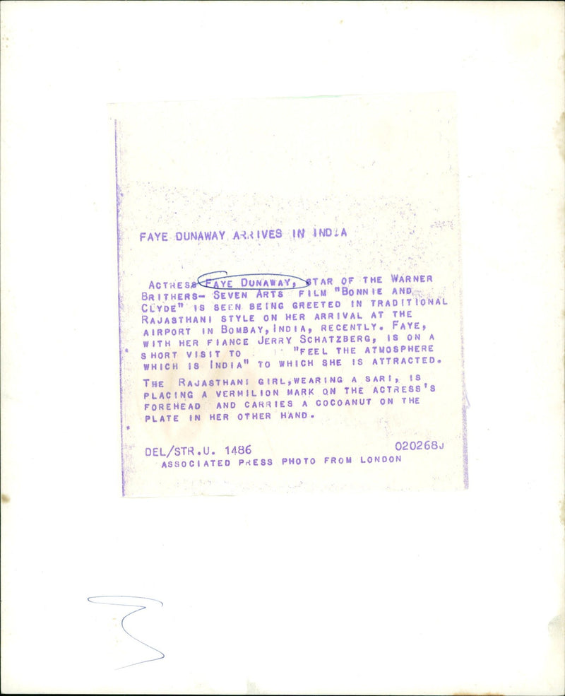 DUNAWAY FAY - FAYE ARRIVES, LONDON, FILM, ACTRESS - Vintage Photograph