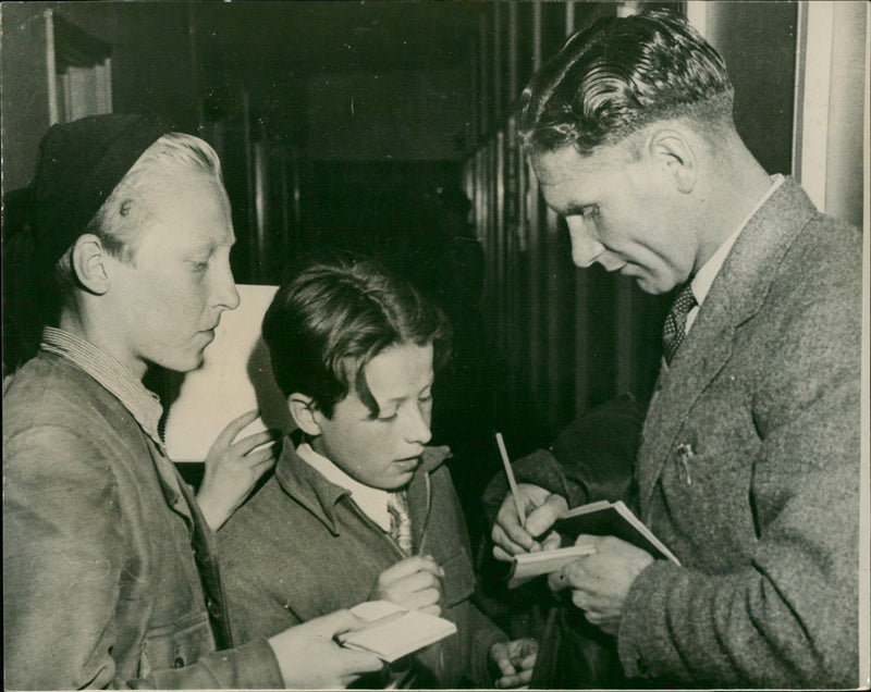 NICHOLSON BILL FOOTBALL SPURS C C MAN - TWO SIGNATURE FROM, LONDON, - Vintage Photograph