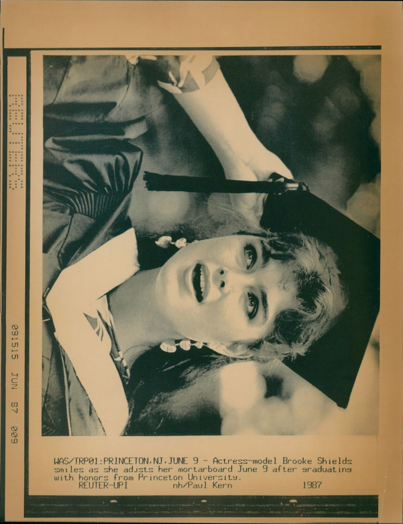 1987 - SHIELDS BROOKE FOLDER SHIKUSS MIRROR BY KERN PAUL, MODEL, ACTRESS - Vintage Photograph