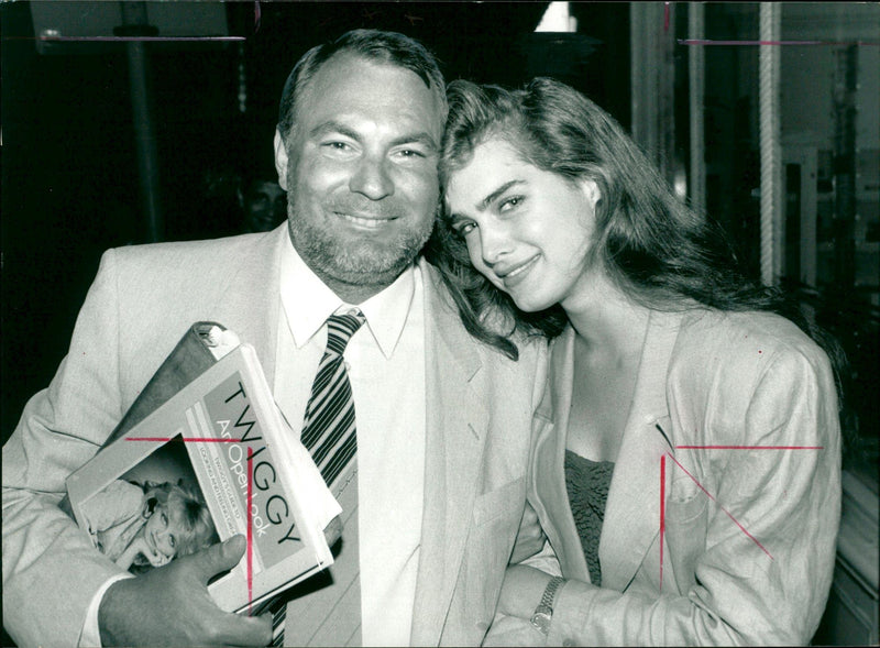 SHIELDS BROOKE - EDN WIDTH PAGE HEIGHT SEAN MM CHE, LONDON, DAVID, FILM - Vintage Photograph