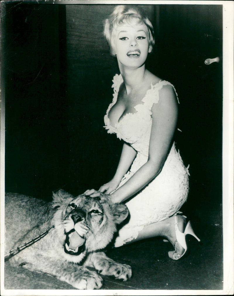 1960 - SABRINA OLD TIME BEAUTE SUTTY CSPRAY DAU, LONDON - Vintage Photograph