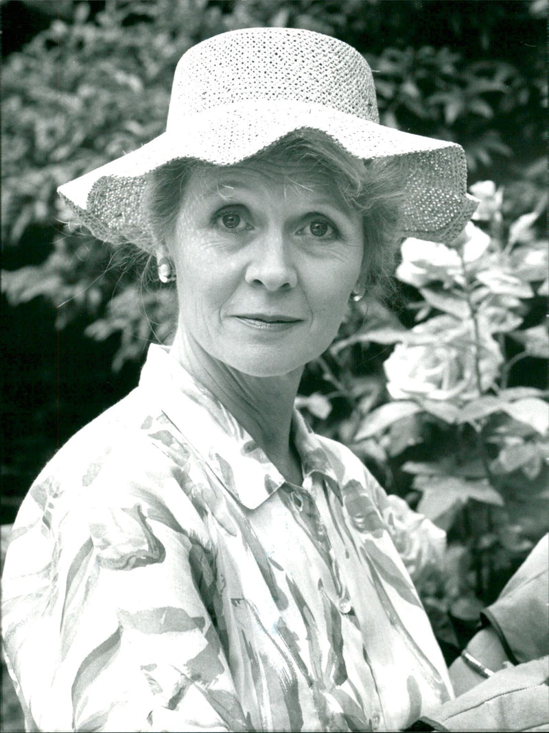 THORNE , ANGELA ACTRESS - Vintage Photograph, image size:800x1069