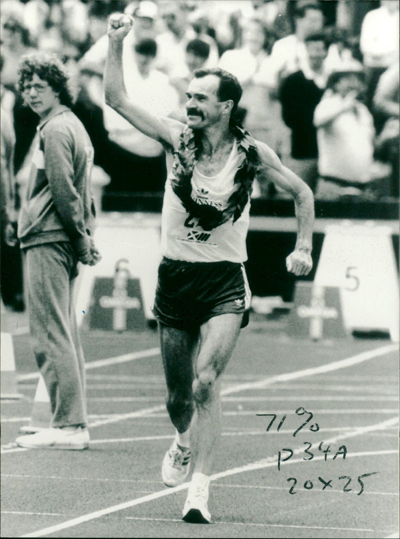 CASTELLA ROBERT DE AUSTRALIAN ATHLETE - PAP, MOVIE - Vintage Photograph