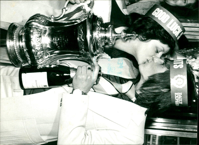 STOKKS BOBBY FOOTBALLER SOUTHAMPTON FC - STONES HIS BABBEY WITH - Vintage Photograph