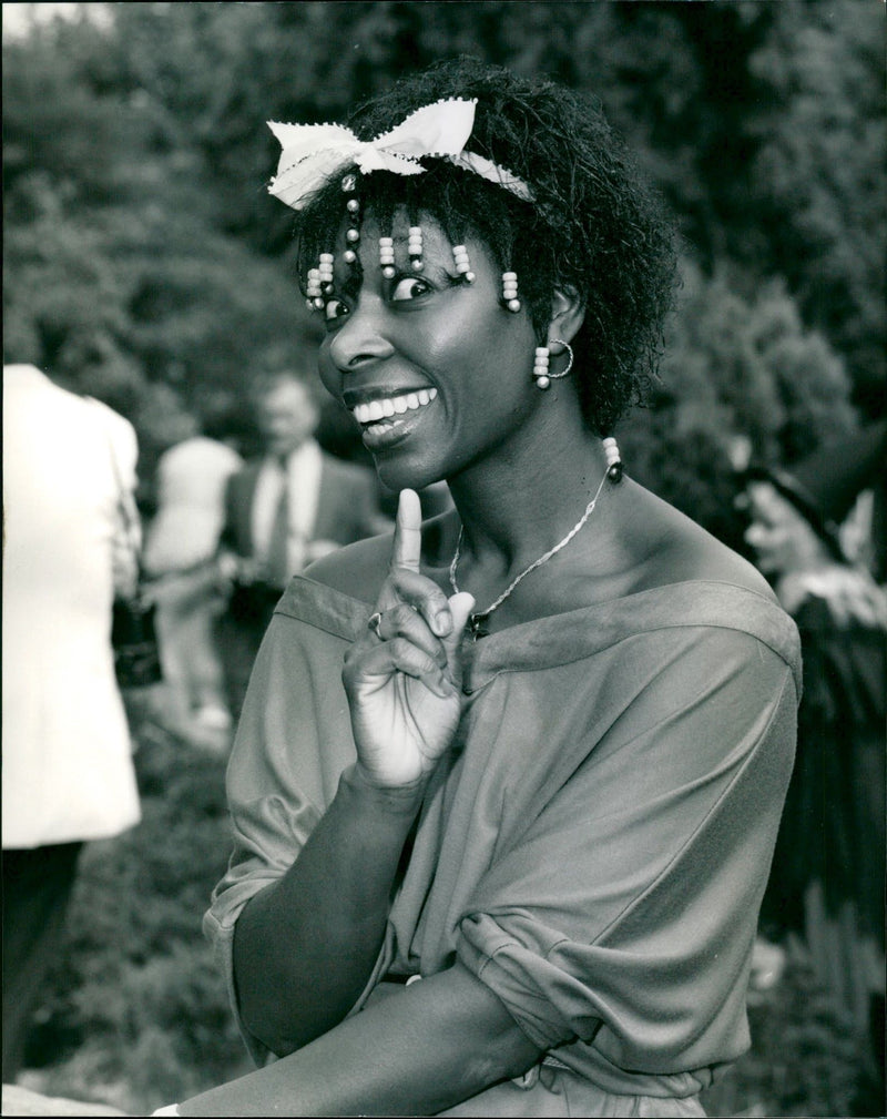 1983 - BENJAMIN FLOELLA T V CON ELOLE GIRL LEVEY JACK, LONDON, BAND - Vintage Photograph