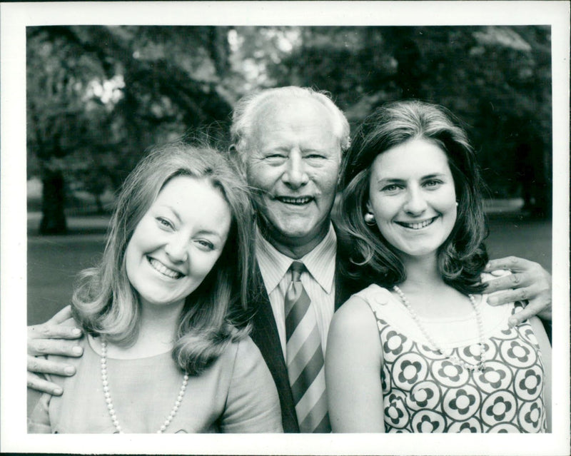 1971 - RICHARD HEAME ACTOR COMEDIAN AT DAUGHTER CETRES WEDDING SEE JAMES LONG - Vintage Photograph