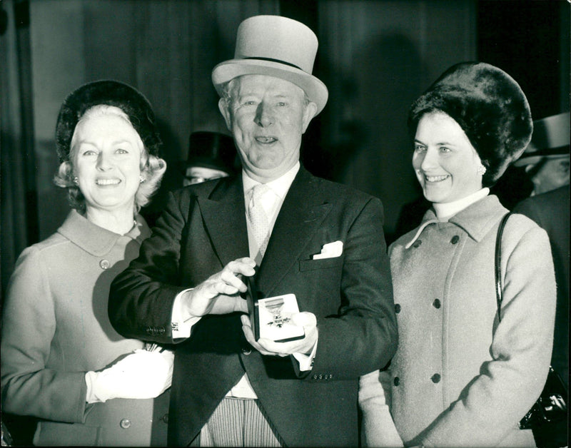 1970 - RICHARD HEAME ACTOR COMEDIAN AT DAUGHTER CETRES WEDDING SEE JAMES LONG - Vintage Photograph