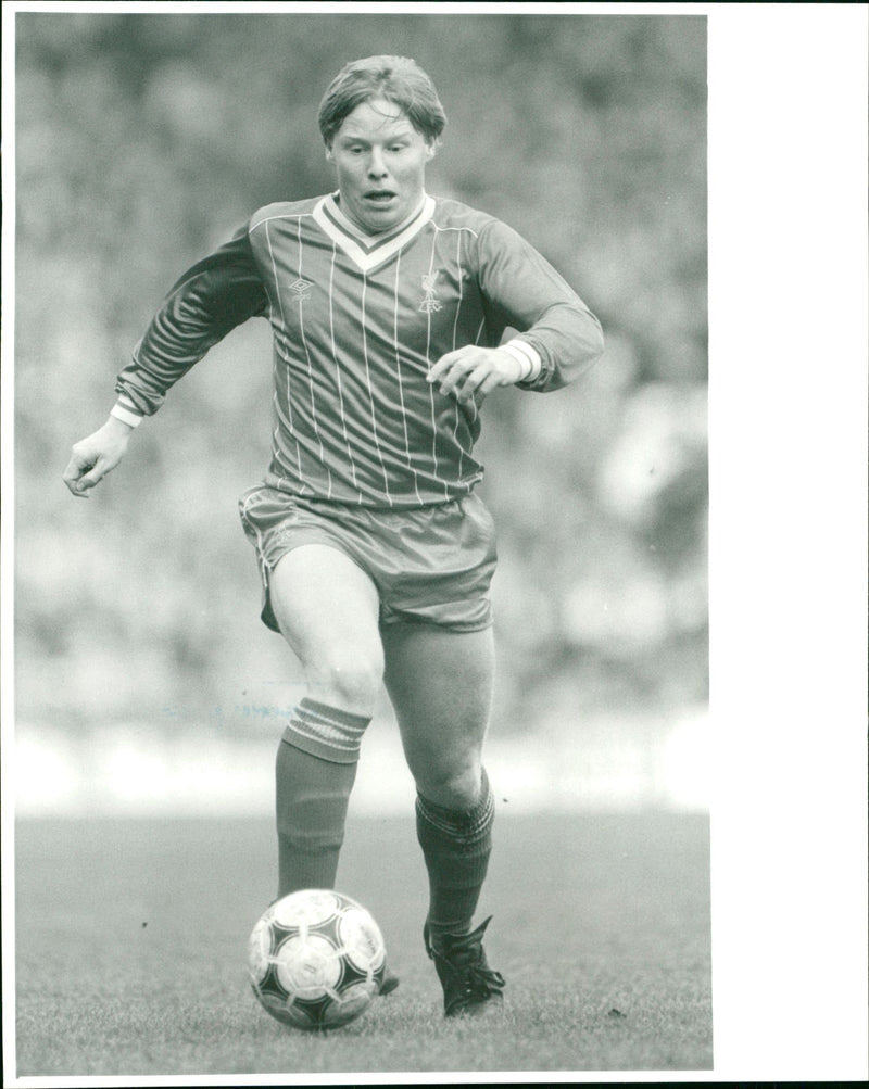 LEE SAMMU FOOTBALL Q P R LPOOL F C - HOLD PLEASE LIBRARY BY THOMAS BOB SAMMY R. - Vintage Photograph
