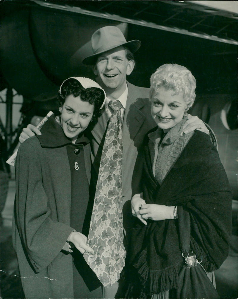 1955 - ENGLISH ARTHUR COMEDIAS THEYVE OPENED CACE THE, FILM, - Vintage Photograph