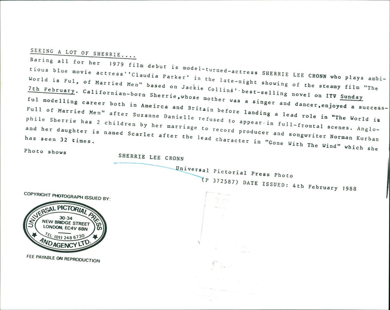 1979 - CRONN SEEING LOT PARKER LEE, MOVIE, ACTRESS, SINGER - Vintage Photograph