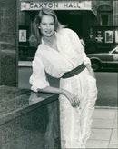 1979 - CRONN SEEING LOT PARKER LEE, MOVIE, ACTRESS, SINGER - Vintage Photograph