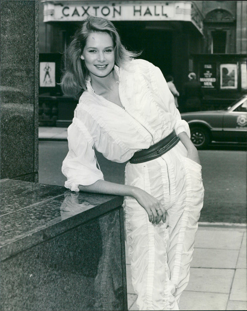 1979 - CRONN SEEING LOT PARKER LEE, MOVIE, ACTRESS, SINGER - Vintage Photograph