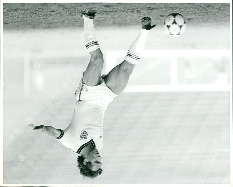 RED PETER FOOTBALL EVERTON BOLTON F C - HOLD PLEASE LIBRARY BY THOMAS BOB - Vintage Photograph