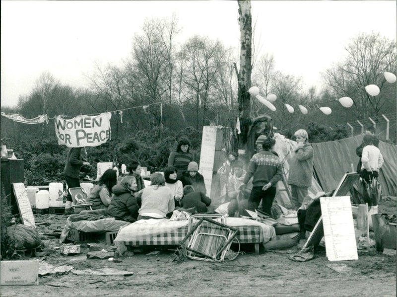 1983 - GREENHAM COM MON PAR CAMP WOMENS BUTOADHE, LONDON, AIR, SON - Vintage Photograph