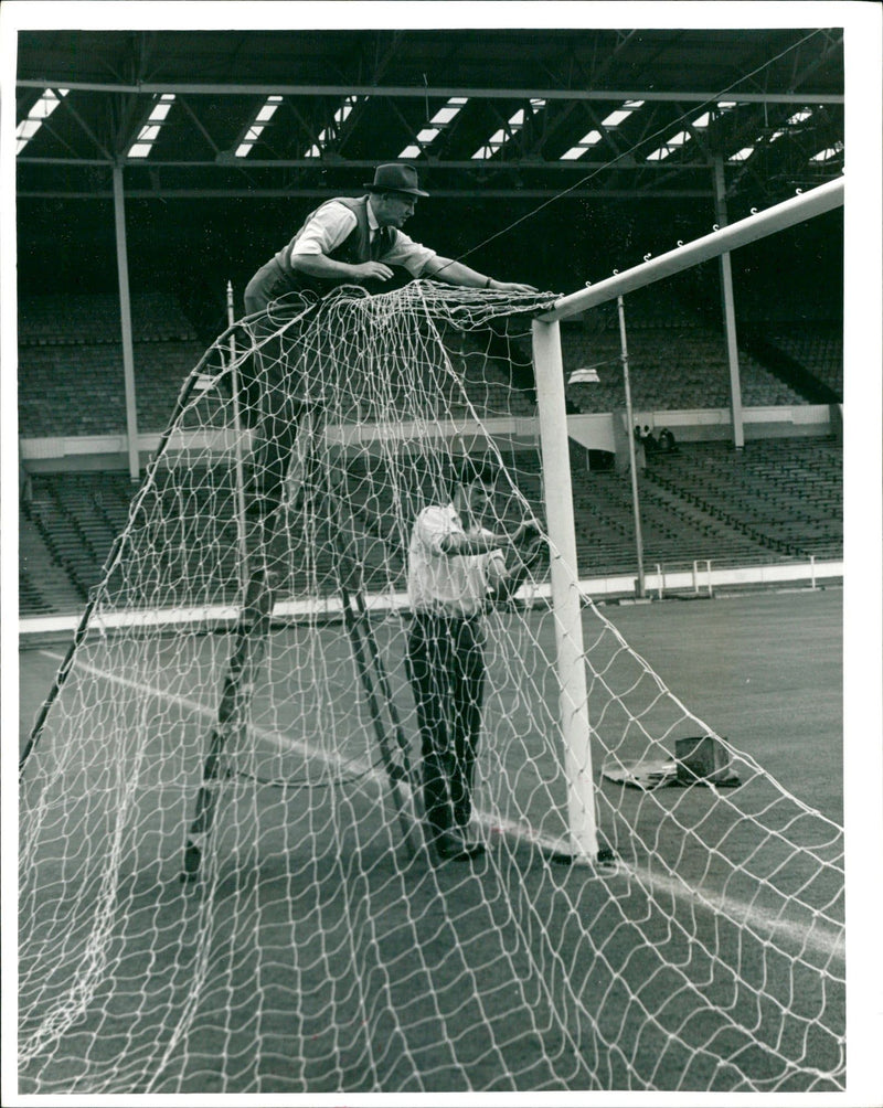 1966 - YOUNG PERCY WEMBLEY GROUNDSMAN SETTING FRES THE, LONDON, - Vintage Photograph