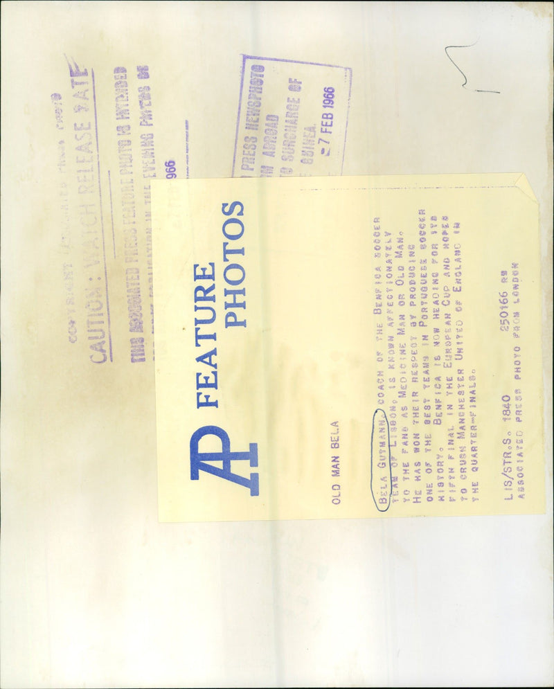 1966 - GUTMAN BELA FOOTBALLER BENFICA FC TINS RELEASE RATE CAUTION, LONDON, DE - Vintage Photograph