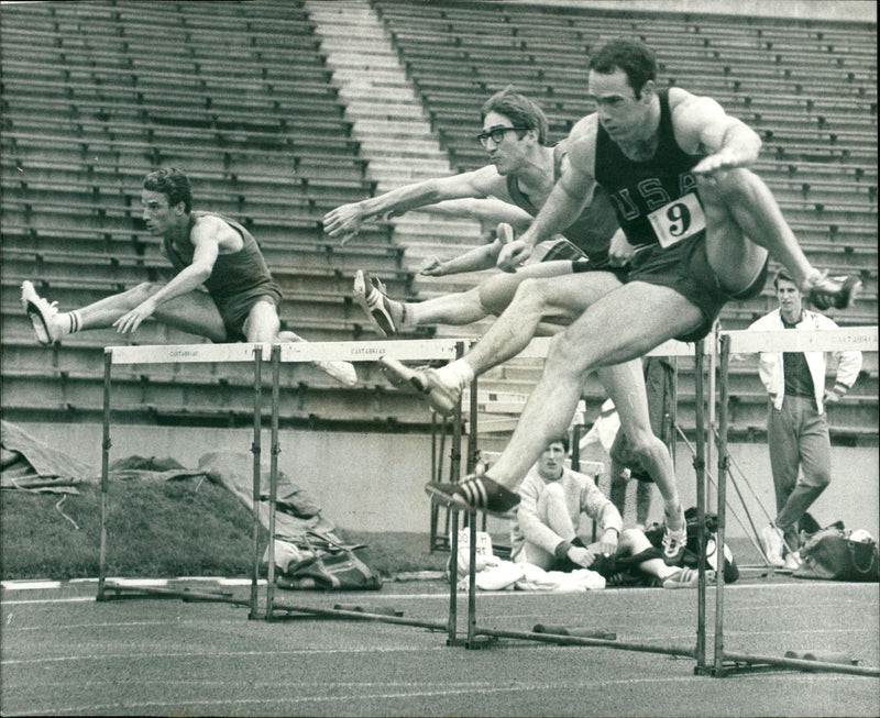 1968 - COMEY BILL ATHLETE METRES HURDLES TOOMEY WINS BEZ R. TOM CANO AMLETE - Vintage Photograph