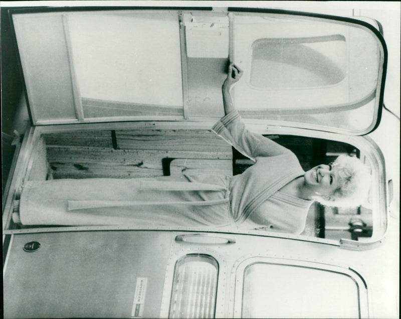 1982 - MIDLER BETTE U S SINGER NAMED WAS SHE, FILM, AMERICAN, CAR - Vintage Photograph