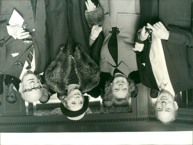 1974 - NEAGLE ANNA ACTRESS STILL GATHERING DAMC 1690301 J, FILM, LONDON - Vintage Photograph