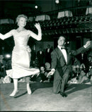 1958 - NEAGLE ANNA ACTRESS ACEY HOME NURSING, FILM, PRESS, LONDON - Vintage Photograph