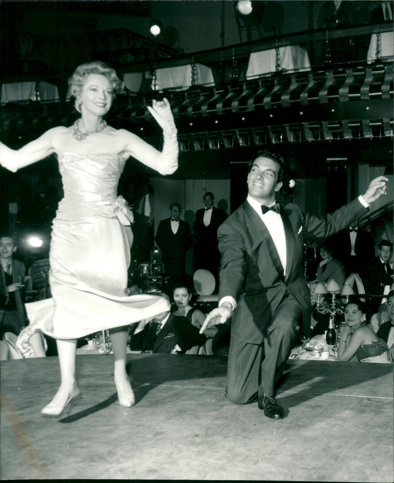 1958 - NEAGLE ANNA ACTRESS ACEY HOME NURSING, FILM, PRESS, LONDON - Vintage Photograph