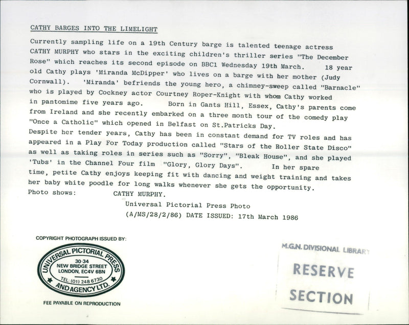 1986 - MURPHY CATHY ACTRESS BARGES TEL INTO COURTNEY, FILM, LONDON - Vintage Photograph