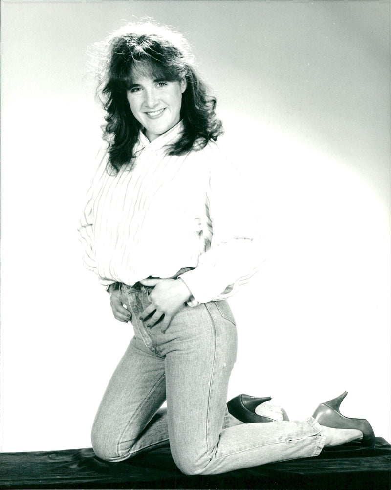 1986 - MURPHY CATHY ACTRESS BARGES TEL INTO COURTNEY, FILM, LONDON - Vintage Photograph