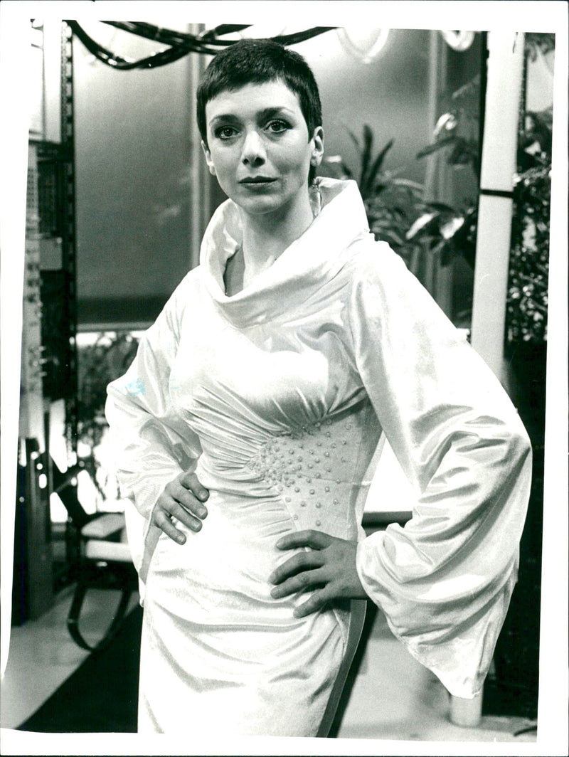 PEARCE JACQUELINE ACTRESS - BEG COLOUR, LONDON, HOUSE - Vintage Photograph