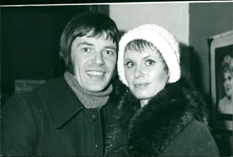 NORTH ROY ACTOR - WIFE LES HIS WITH, LONDON - Vintage Photograph