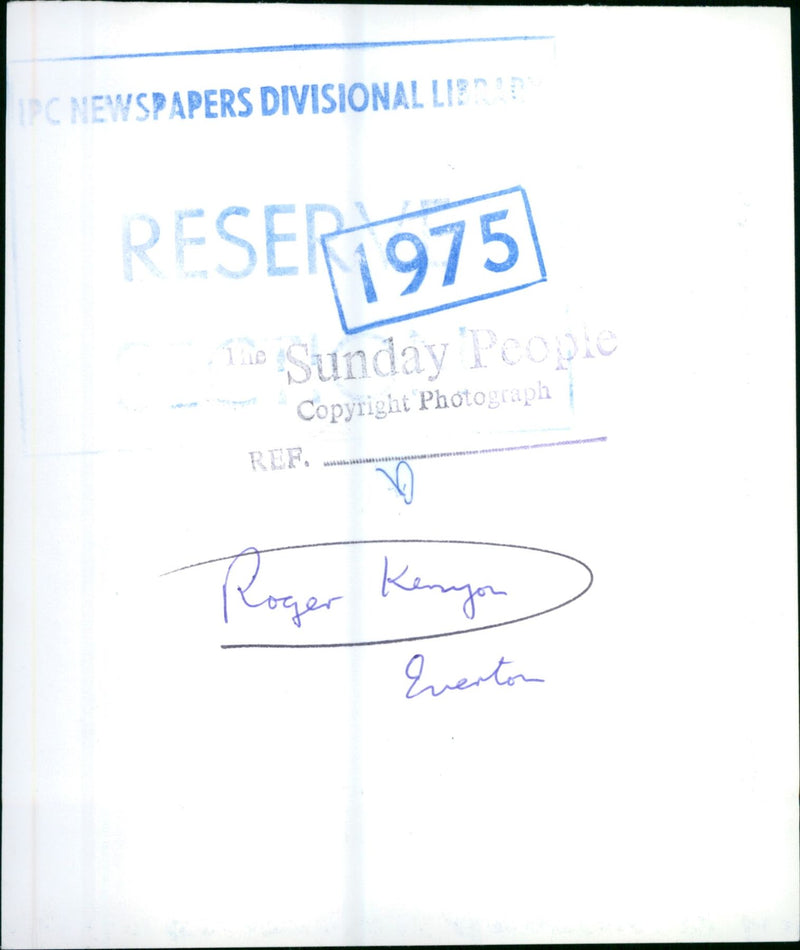 1975 - KENYON ROGER FOOTBALL EVERTON F C NEWSPAPERS LED DIVISIONAL, PHOTOGRAPH - Vintage Photograph