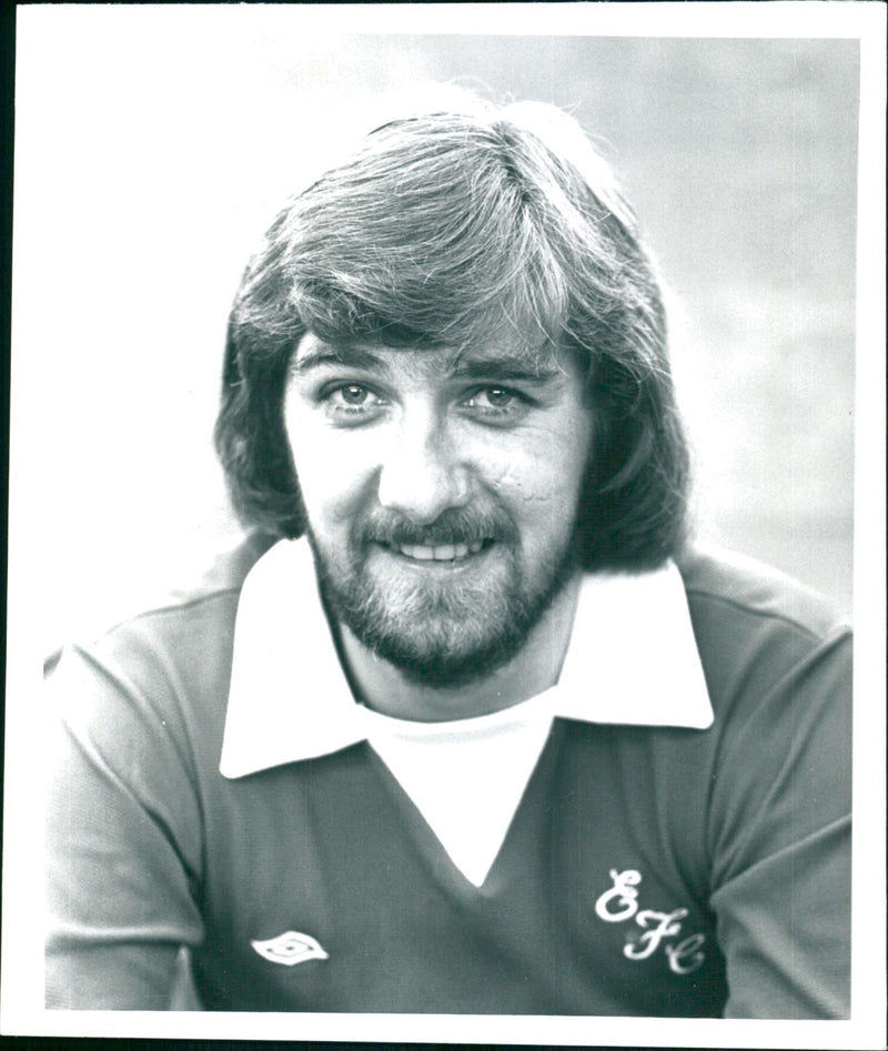 1975 - KENYON ROGER FOOTBALL EVERTON F C NEWSPAPERS LED DIVISIONAL, PHOTOGRAPH - Vintage Photograph