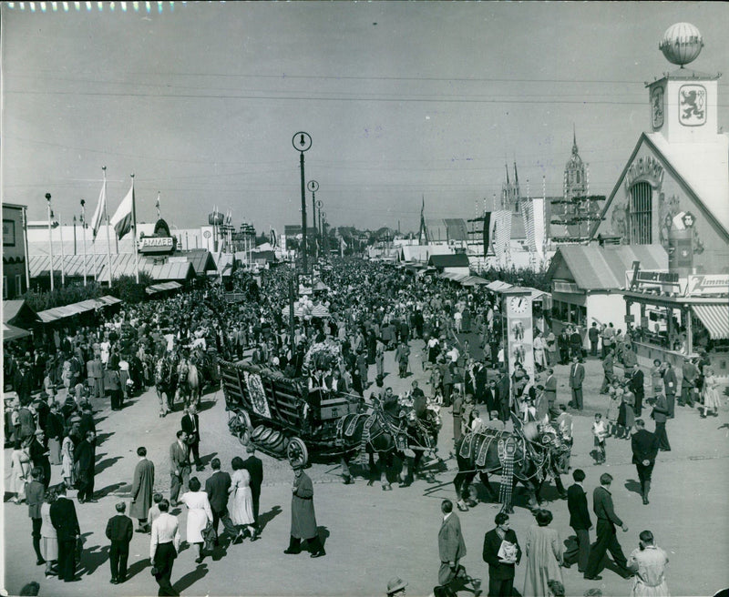MUNICH GERMAN - ASSOCIATED PHOTO FEATURE PRESS OS61CSZ, LONDON, DANCE, FESTIVAL - Vintage Photograph