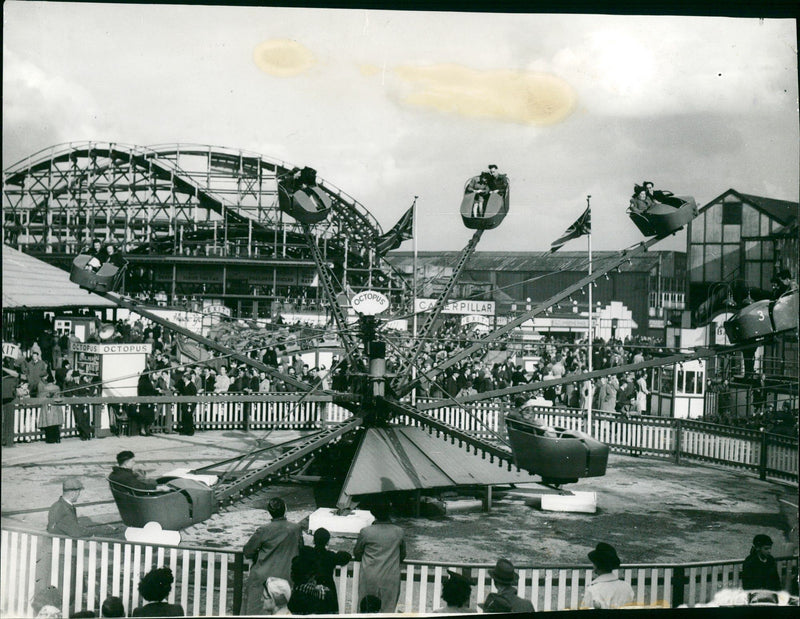 1946 - ZALU AMUSEMENTS BELLE VUE GETAS LOOKED THE, ROAD, STREET, PHOTO - Vintage Photograph