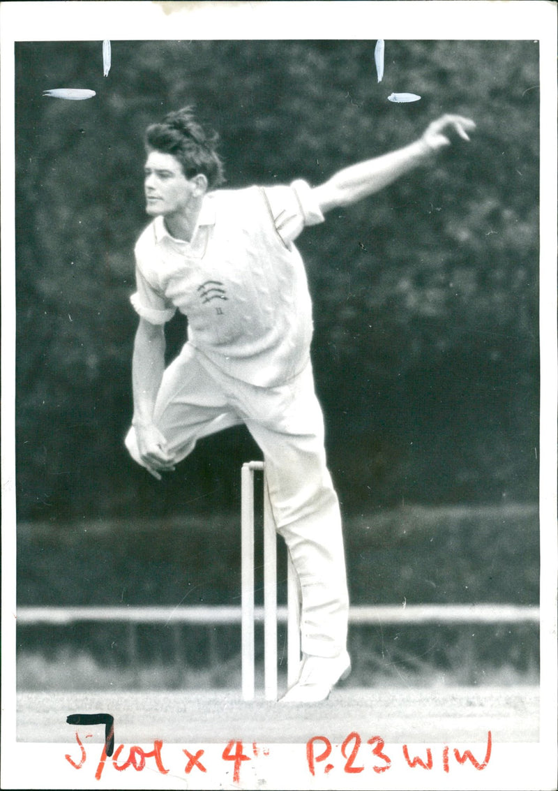 1963 - ROBIN HOBBS PICTURED BOWLING HERE ONE GRICKETER ESSEX PLEASE FIN BAILEY - Vintage Photograph